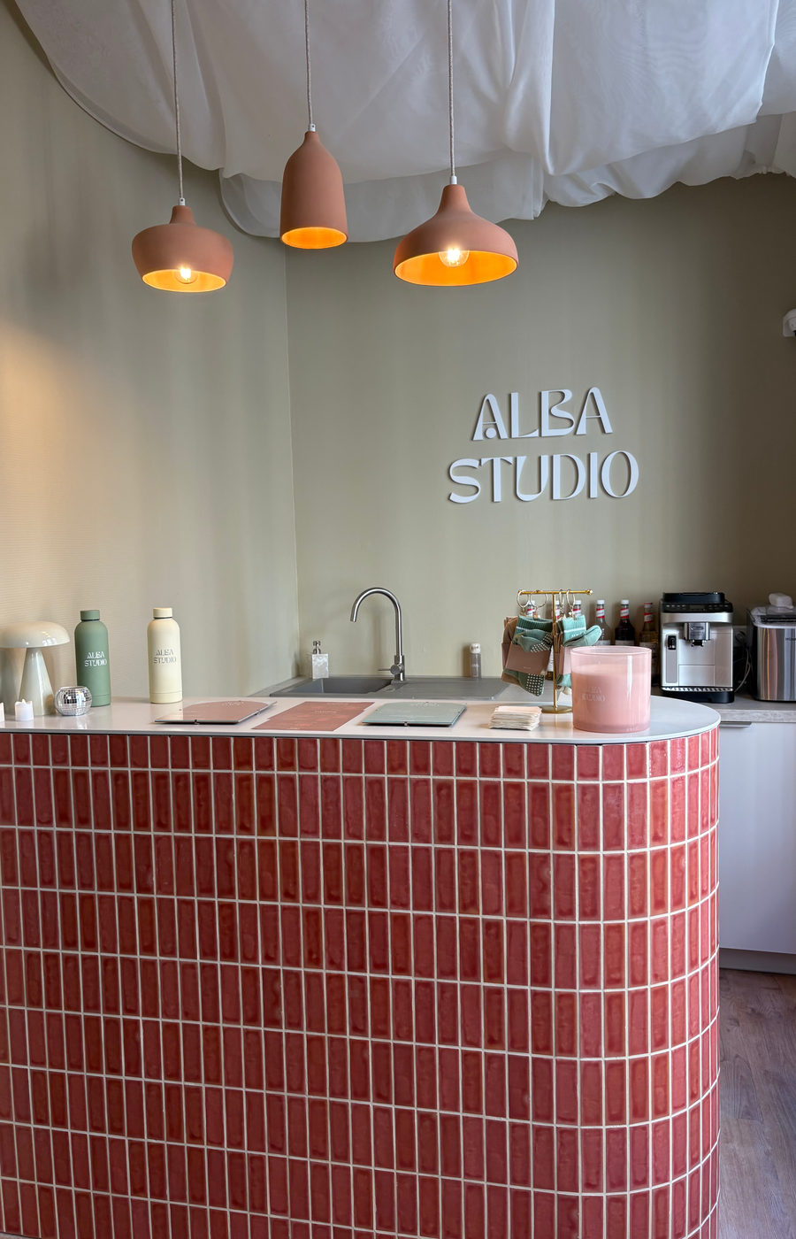 Coffee Bar d'ALBA STUDIO, comptoir en brique et suspensions en terre cuite