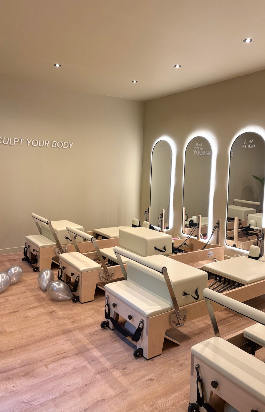 Détail d'un Pilates Reformer : sangles, chariot et éléments chromés